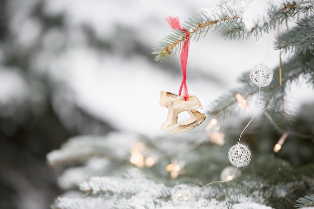 Leuke versieringen op een kerstboom met sneeuw buiten