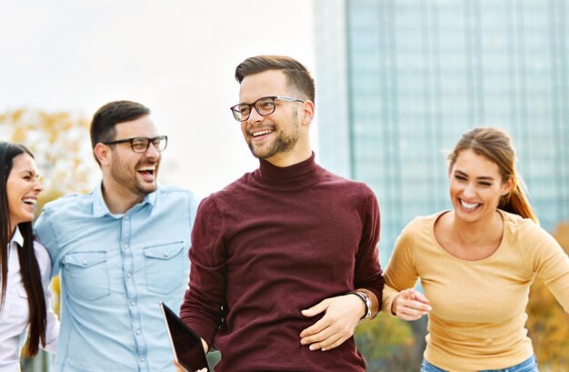 leuke vriend jeugd jonge groep vrouw levensstijl vriendschap gelukkige student buiten samen