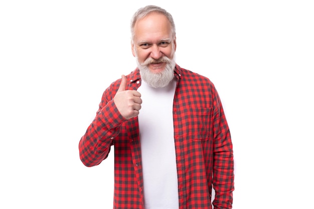 Leuke vriendelijke vriendelijke bejaarde grootvader man met grijze baard