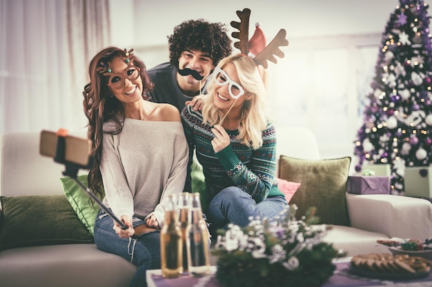 Leuke vrienden poseren voor selfie tijdens kerstvakantie.