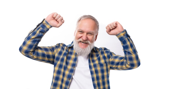 Leuke vrolijke bejaarde grijsharige man met een baard op een witte achtergrond