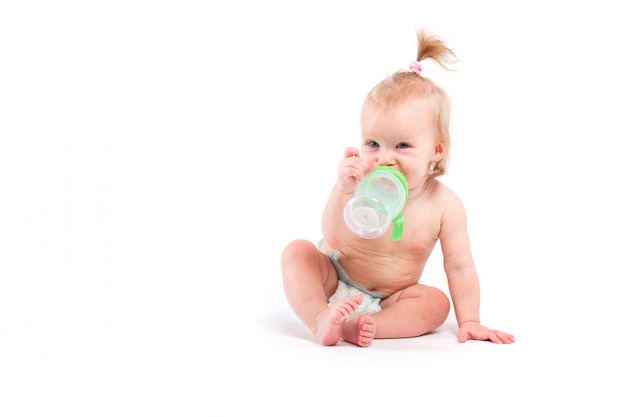 Leuke vrolijke kleine baby met fles