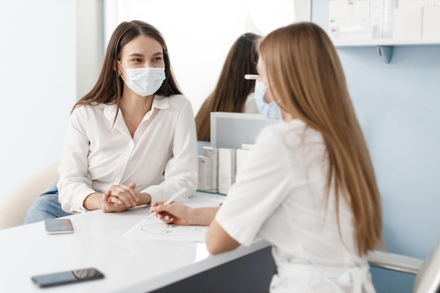 leuke vrouw bij cosmetologiereceptie