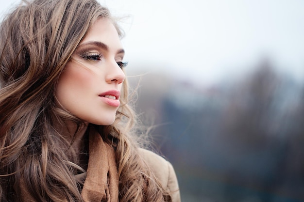 Leuke vrouw buitenshuis Mannequin met lang golvend haar tegen de natuurachtergrond