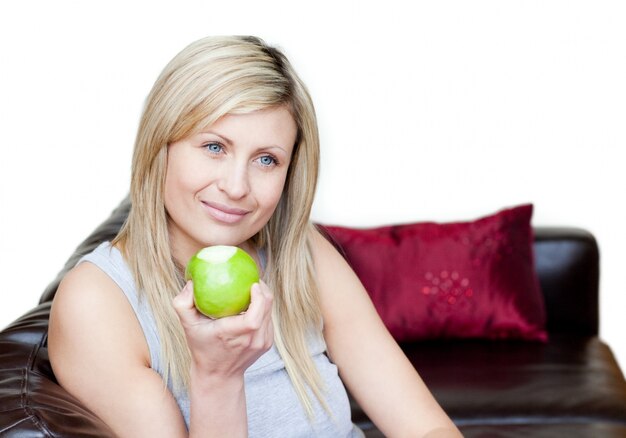 Foto leuke vrouw die een appel eet