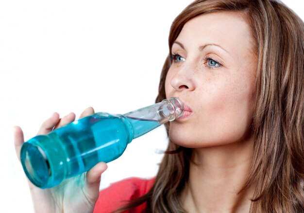 Foto leuke vrouw die een blauwe drank drinkt