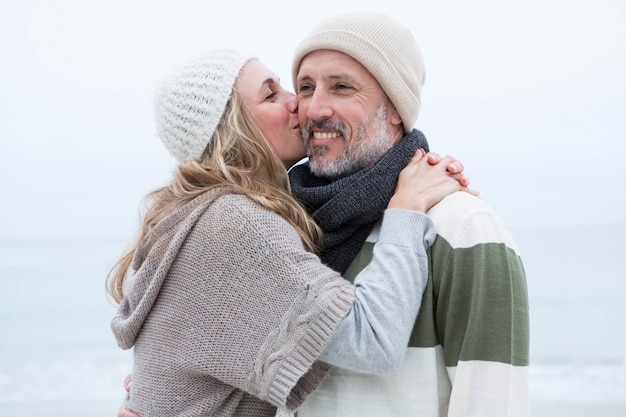 Leuke vrouw die een man een kus geeft