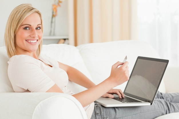 Leuke vrouw die haar rekeningen online betaalt