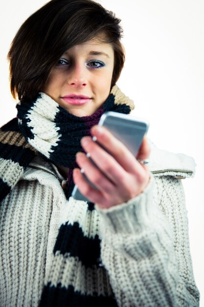 Leuke vrouw die haar smartphone gebruikt