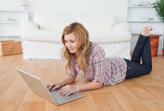 Leuke vrouw die op haar laptop babbelt