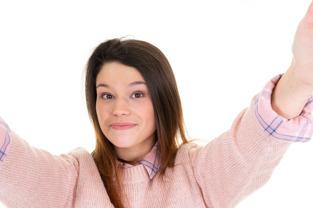 Foto leuke vrouw die selfie foto op witte achtergrond maakt