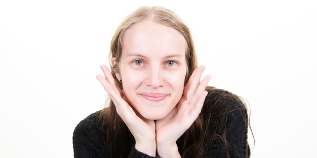 Leuke vrouw handen op wangen kant van gezicht mooi meisje hand op knie onder kin