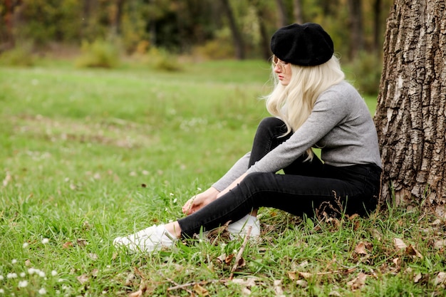 Foto leuke vrouw in baret en coltrui