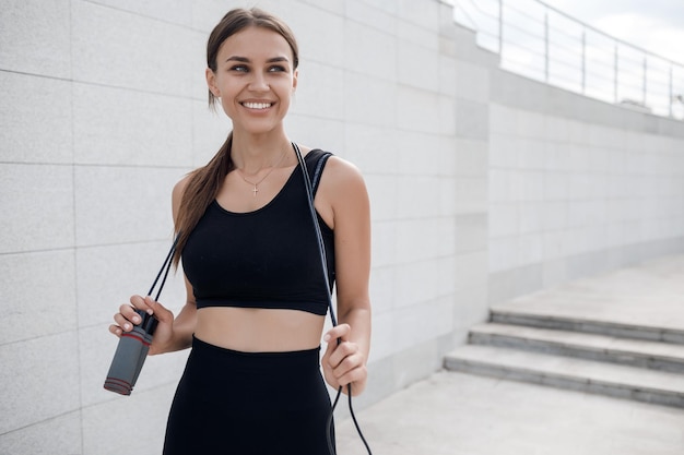 Leuke vrouw in fitness buitenshuis