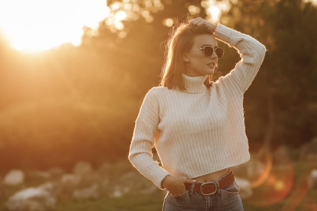 leuke vrouw in vrijetijdskleding buiten