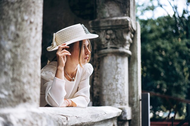 Leuke vrouw in witte kleding openlucht met de oude erachter bouw