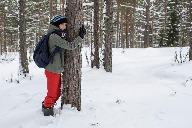 Leuke vrouw knuffelen een boom in het bos Het concept van behoud van de natuur