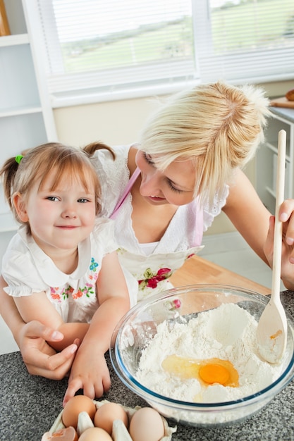 Leuke vrouw koekjes bakken met haar dochter