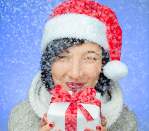 Leuke vrouw met een cadeau