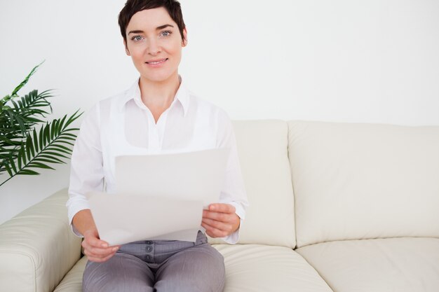 Leuke vrouw met een papier