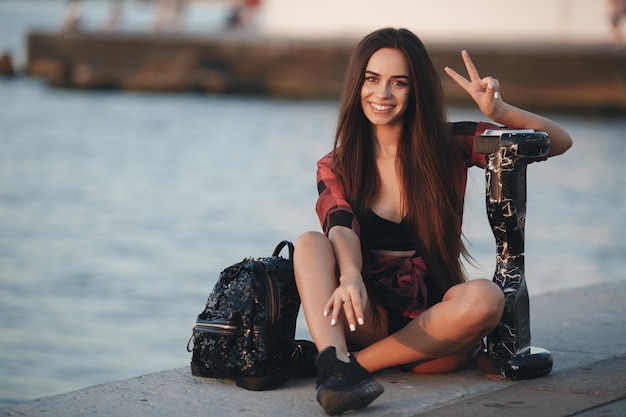 Leuke vrouw met gyro scooter buiten