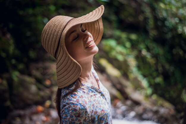 Leuke vrouw met hoed het stellen in het bos