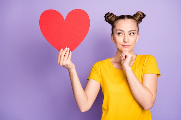 Foto leuke vrouw met topknopen poseren tegen de paarse muur