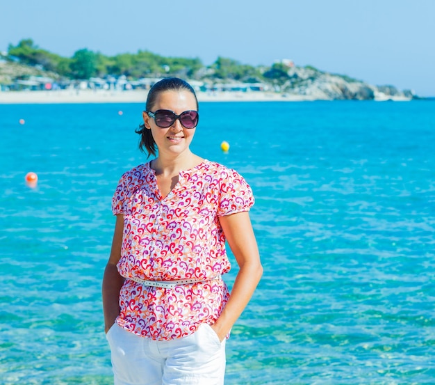 Leuke vrouw op het strand