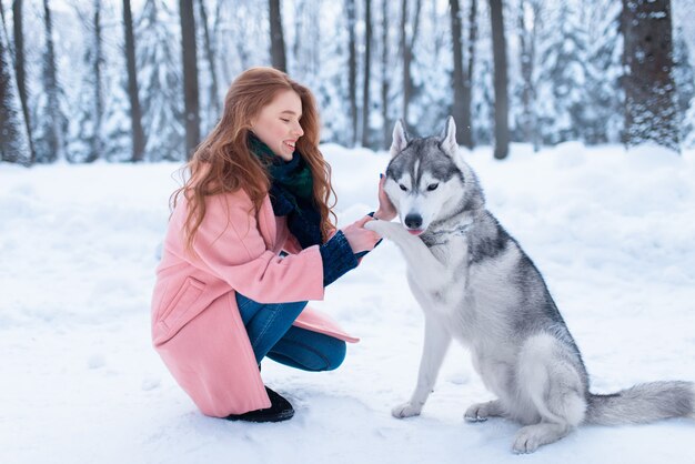 Leuke vrouwelijke meester op hondentraining met Siberische husky