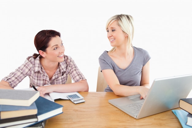 Leuke vrouwen die aan tafel leren