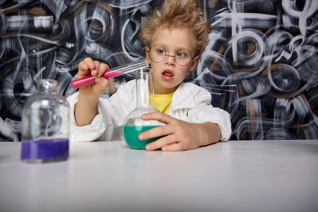 Foto leuke wetenschapper met bril mengt reagentia in het lab