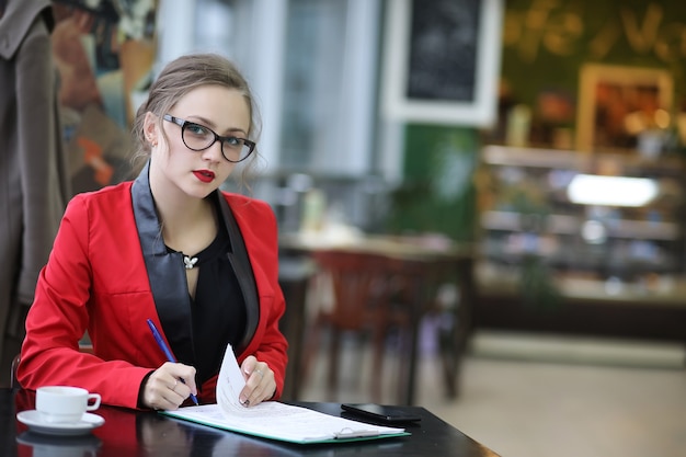 Leuke zakenvrouw gaat naar een zakelijke bijeenkomst in een café