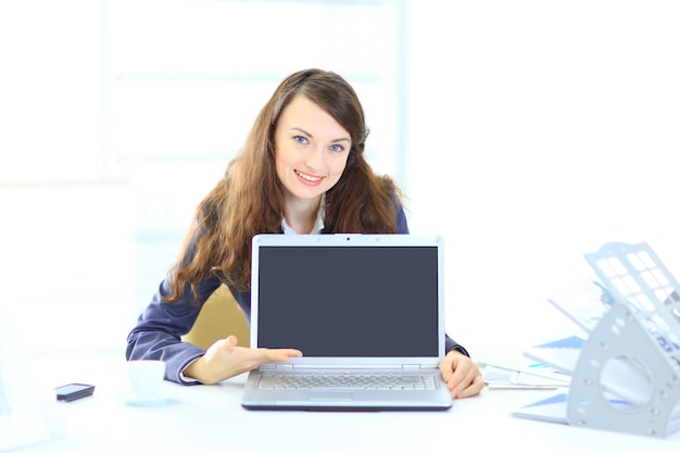 Leuke zakenvrouw op kantoor, vertegenwoordiging van de laptop.