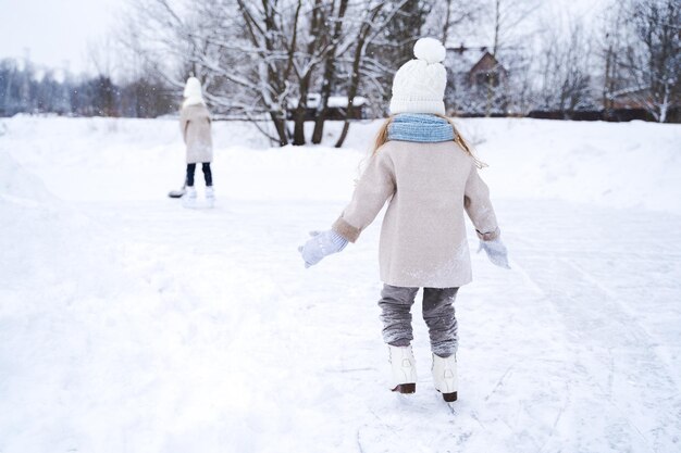 Foto leuke zussen spelen in de winter op sneeuw bedekt land