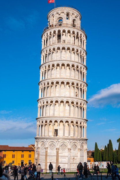 Leunende toren van Pisa tegen de blauwe hemel
