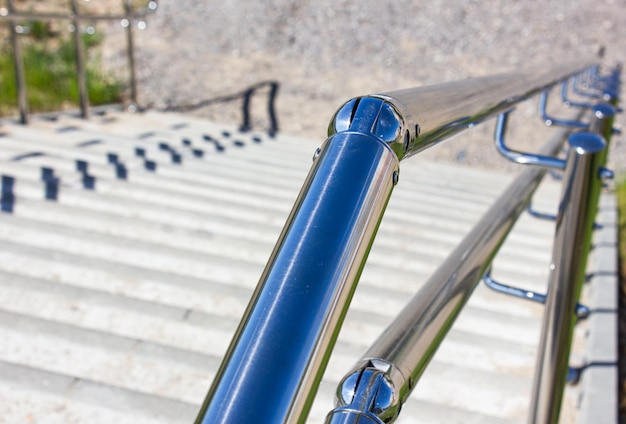 Leuning bij de trap Metalen leuningbalustrades naast de trap in een stedelijke omgeving overdag