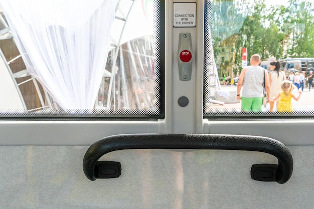 Leuningen in de bus of metro voor veilige doorgang van passagiers Modern veilig openbaar vervoer Het interieur van een lege elektrische bus