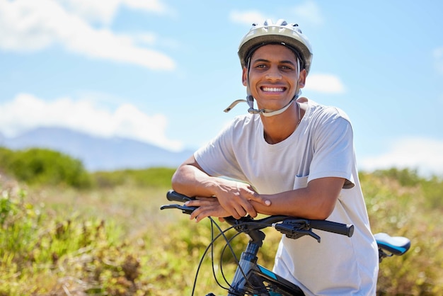 Leven in de snelle rijstrook Shot van een jonge man zittend op zijn fiets in de natuur