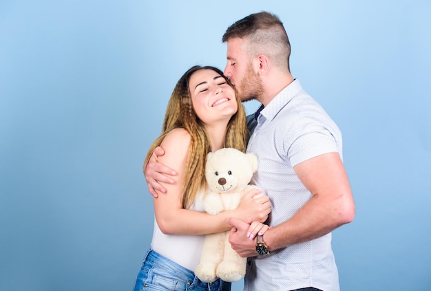 Leven samen Valentijnsdag aanwezig sexy meisje en man houden teddybeer romantische relatie liefde datum familie waarden verliefde familie relaties en geluk man en vrouw omarmen