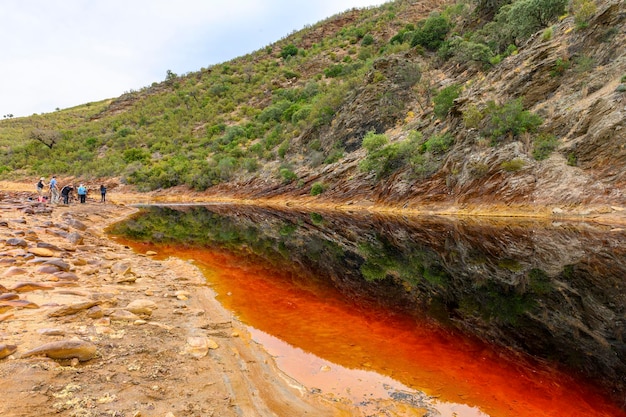 Levende lagen en gebarsten aarde bij Rio Tinto