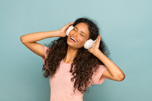 Levendig Afro-Amerikaans meisje dat van haar muziek geniet