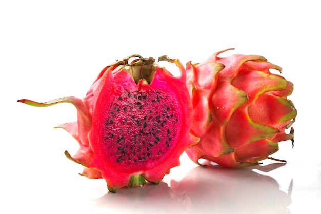 Foto levendig en levendig rood drakenfruit dat op wit wordt geïsoleerd