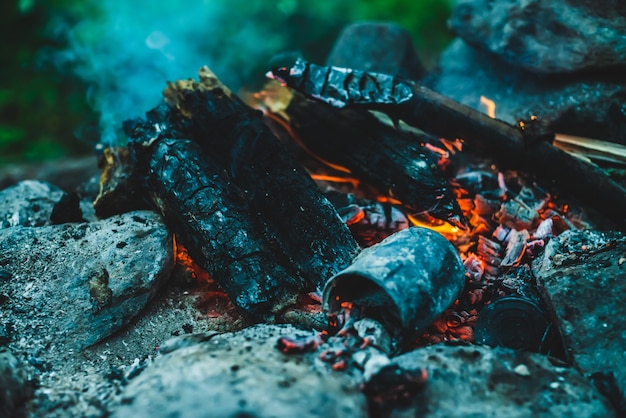 Levendig smeulend brandhout verbrand in vuur