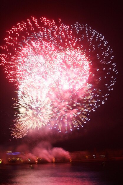 Levendig veelkleurig vuurwerk op zwarte achtergrond