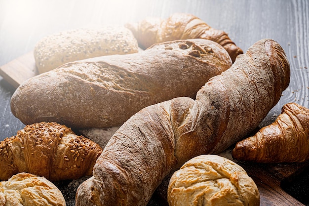 Levendige en smakelijke verscheidenheid aan gebakken goederen gemaakt door de bekwame handen van bakkers prachtige broodjes perfect gouden croissants verse en geurige baguettes worden gepresenteerd in al hun glorie