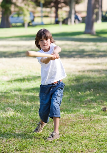 Levendige kleine jongen honkbal spelen