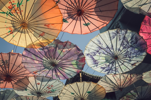 Levendige kleurrijke Chinese stijl paraplu's op de paraplu straat in Hohhot China