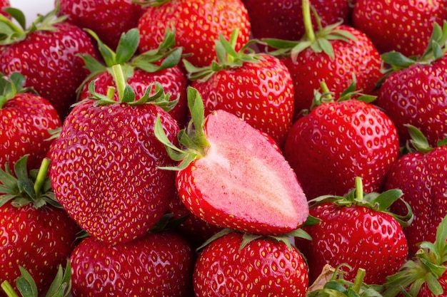 Levendige kleurrijke rode aardbeien op de aardbeien achtergrond.