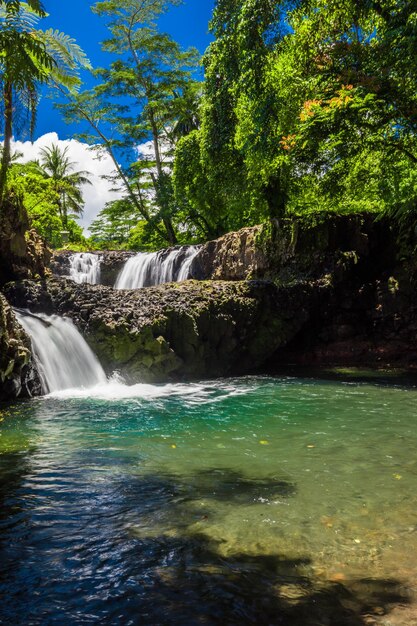 Foto levendige togitogiga-watervallen met zwemgat op upolu samoa-eilanden