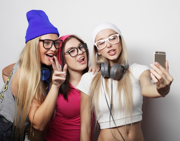 Levensstijl en mensenconcept: de beste vrienden van hipstermeisjes die selfie nemen